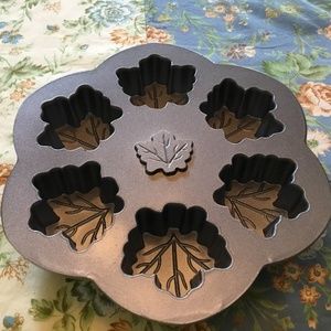 Nordic Ware Non-Stick Fall Leaf Cakelet Pan